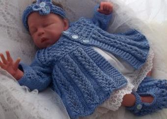 Le tricot pour les bébés filles. modèles nécessaires et originaux
