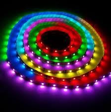 Ungewöhnlicher RGB-LED-Streifen in der Dekoration des Raumes