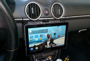 Halterung für Tablet im Auto mit den Händen