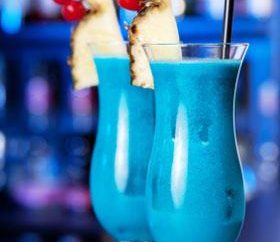 Bereiten Sie sich einen Cocktail, "Blue Hawaii"