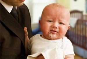 Pourquoi il y a des vomissements chez les nourrissons? Nous sommes à la recherche de la cause (la fontaine de la régurgitation chez les nouveau-nés)