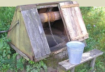 Água do poço. abastecimento de água independente de uma casa de campo do poço