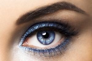 Wie schön die Augenbrauen zu ziehen, nicht prebegaya Kosmetikerin helfen