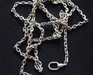 Prendersi cura di gioielli: ti catena in argento pulita