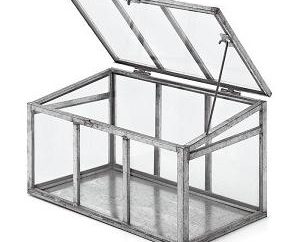 Invernadero de vidrio en el área suburbana