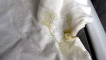 Como exibir as manchas amarelas de roupas brancas: Conselho de donas de casa experientes