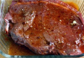Faire cuire un steak mariné dans une sauce épicée et aigre-douce