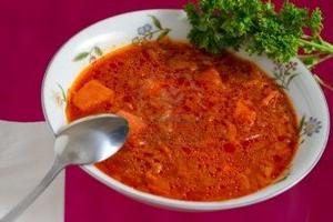 Cómo cocinar sopa que era de color rojo