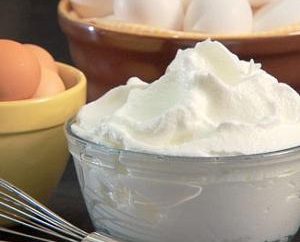 Como las proteínas de látigo en una espuma sólida: la preparación de un merengue-torta o otros pasteles