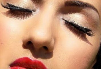 Maquillage avec le rouge à lèvres rouge – un mot « contre »