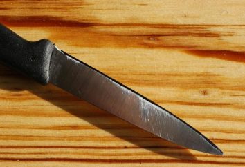 Aiguisant un couteau pour parfaire la netteté – purement art masculin