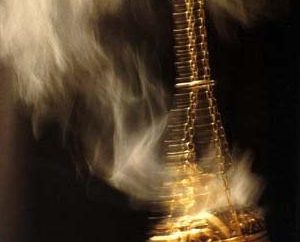 Aprendemos mais sobre a substância única de incenso. O que é para a religião, magia, medicina?