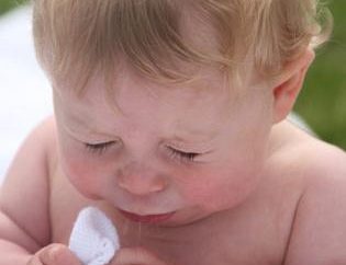 Come curare rapidamente un naso che cola in un bambino: raccomandazioni per giovani madri