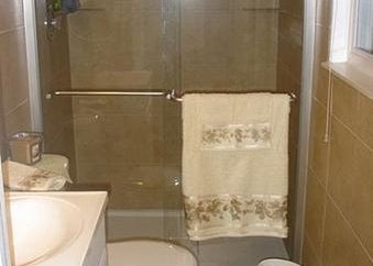 die Regeln der Materialauswahl und Tipps: Wie die Wände im Badezimmer dekorieren