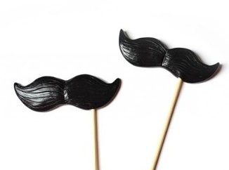 Sur un bâton moustache: la production d'accessoires d'origine