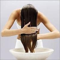 Umyć włosy w domu: porady i wskazówki