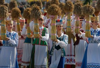 Belarusian Trachten (Foto). Belarusian Volkstracht mit ihren eigenen Händen