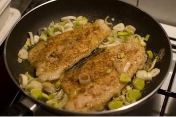 Come cucinare pesce fritto in una padella? Recensione passo-passo