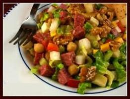 Preparare l'insalata delizioso e nutriente con salsiccia e crostini