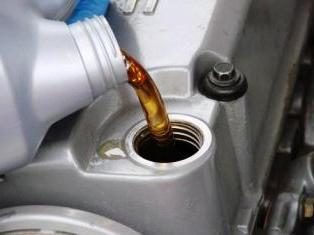 Qual è la viscosità dell'olio motore, e come influisce sul funzionamento del motore