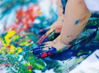Baby erste Bekanntschaft mit der bildenden Kunst – Fingerfarben