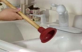 Jak usunąć zator w łazience: praktyczne porady