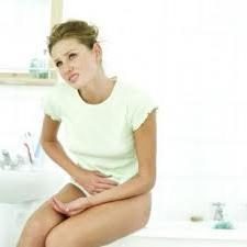 Die Symptome von Hämorrhoiden: rotes Blut auf Toilettenpapier und Unterwäsche