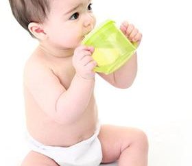 Cuando los bebés introducen alimentos complementarios, para que sea correcto
