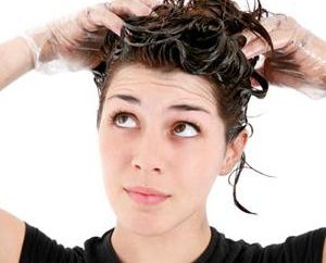Est-il possible dans les jours critiques pour teindre vos cheveux: Avantages et inconvénients
