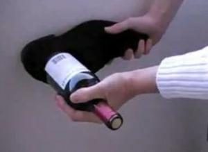 Sei modi per aprire una bottiglia di vino senza cavatappi