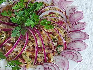 « Le bonheur des hommes » – salade avec des oignons marinés et de la viande