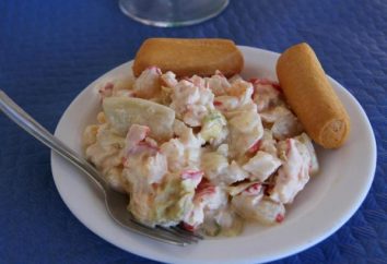 Una receta simple ensalada con piña y palitos de cangrejo