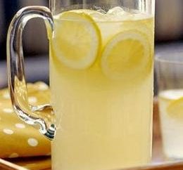 Cómo hacer limonada casera con los limones y otros componentes?