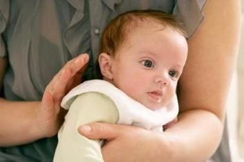 Was sind die Ursachen für Schluckauf bei Neugeborenen