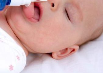 Medikamente und Tropfen für die Erkältung für Kinder unter einem Jahr: die Optionen
