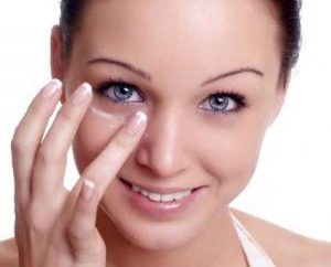 Cómo aplicar crema para los ojos para conservar de forma permanente una piel joven