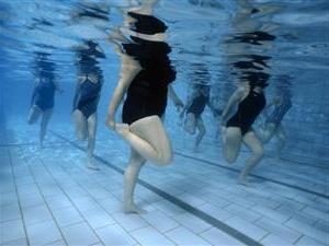 O que exercícios devem ser realizados na piscina de uma mulher grávida