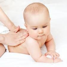 Massagem para um bebê de 3 meses de idade. Massagem para crianças até 1 ano