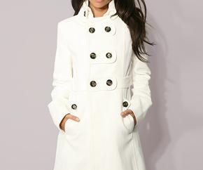 Biały płaszcz: co nosić