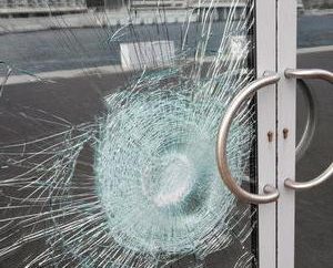 Cómo reemplazar el vidrio roto en la puerta