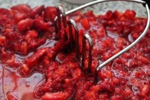 Dans l'ensemble récolté et purée de fraises avec le sucre en hiver: plusieurs recettes