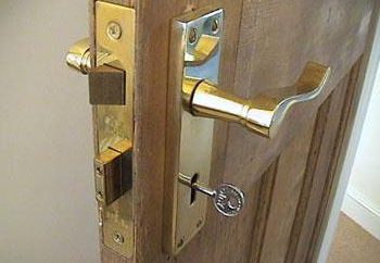cerradura de la puerta con la manija: tipos de instalación, fiabilidad