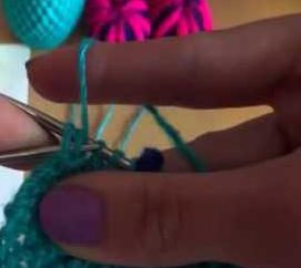 Botas simples tricotadas com agulhas de tricô