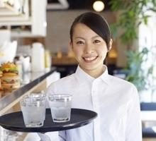 Kellnerin Job. Vorteile und Nachteile
