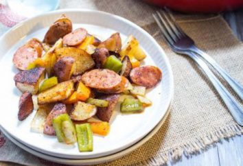 Gustoso piatto – di patate con salsiccia al forno