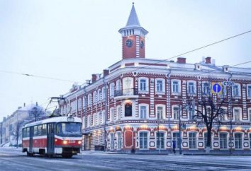 Drapeau et armoiries de Oulianovsk. manteau historique des armoiries de la ville