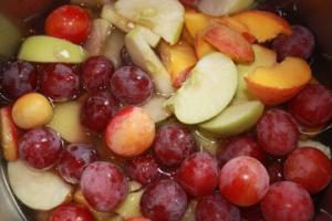 compotée Fermer des pommes et des raisins pour l'hiver. Les meilleures recettes!